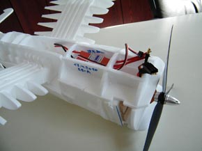 Bruschless Regler im Rumpf vom Flugzeug