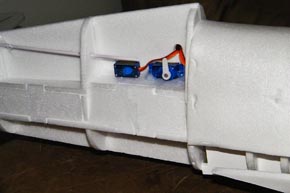 Servos fr Hhen und Seitenruder